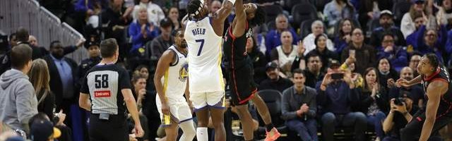 开云官网-心态失衡！勇士最多落后30分：库里16中6仅16分，老板双手抱头